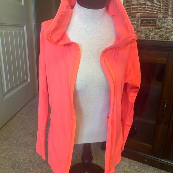 Lululemon size 6 jacket… never worn washed once- couple discolourations see dead - Picture 2 of 7